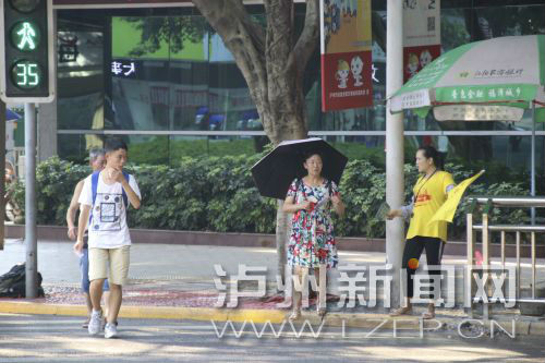 絕大多數(shù)市民都做到了自覺禮讓斑馬線，不橫穿馬路，不翻越欄桿，做到車讓人、人讓車2.JPG