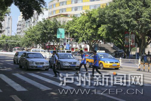四川警察學院前的斑馬線沒有紅綠燈，但過往車輛見到有行人過斑馬線都會禮讓行人