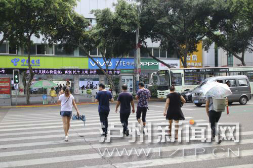 絕大多數(shù)市民都做到了自覺禮讓斑馬線，不橫穿馬路，不翻越欄桿，做到車讓人、人讓車