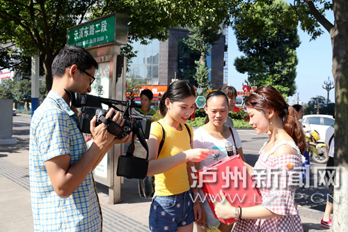 市民踴躍參與街頭答題。 王元明 攝
